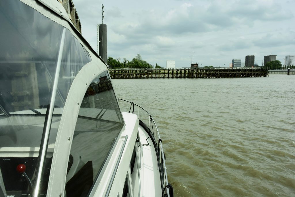 Dann aber Warten an den Ausläufern der Royersluis