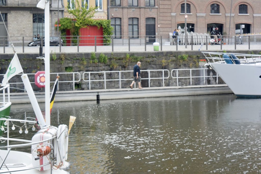 Rainer auf dem Weg über die Straße ...