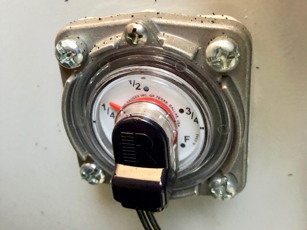 Wir tanken deutlich zu vorsichtig. Die Tankuhr am Tank ist wesentlich präziser als die Tankuhr oben an den Instrumenten. Haben wir aber heute erst entdeckt