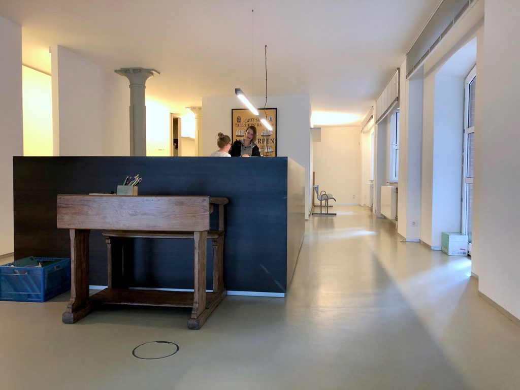 ... in eine supermoderne HNO Praxis. Mit fast leerem Wartezimmer