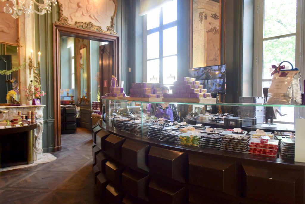 Beim belgischen Star-Chocolatier Dominique Persoone gehen wir natürlich nicht mit leeren Händen