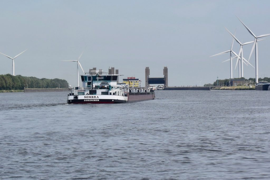 An der Schleuse holen wir die anderen Sportboote wieder ein