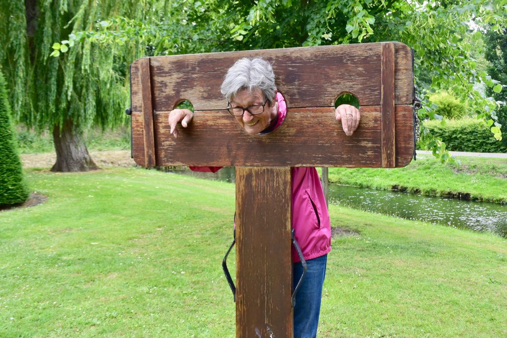 Vor dem Haus ein Pranger
