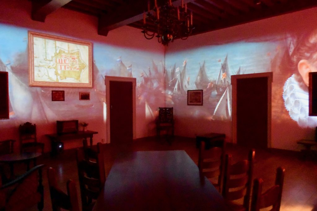 Im Erdgeschoß eine Multimedia-Vorführung über zwei Wände