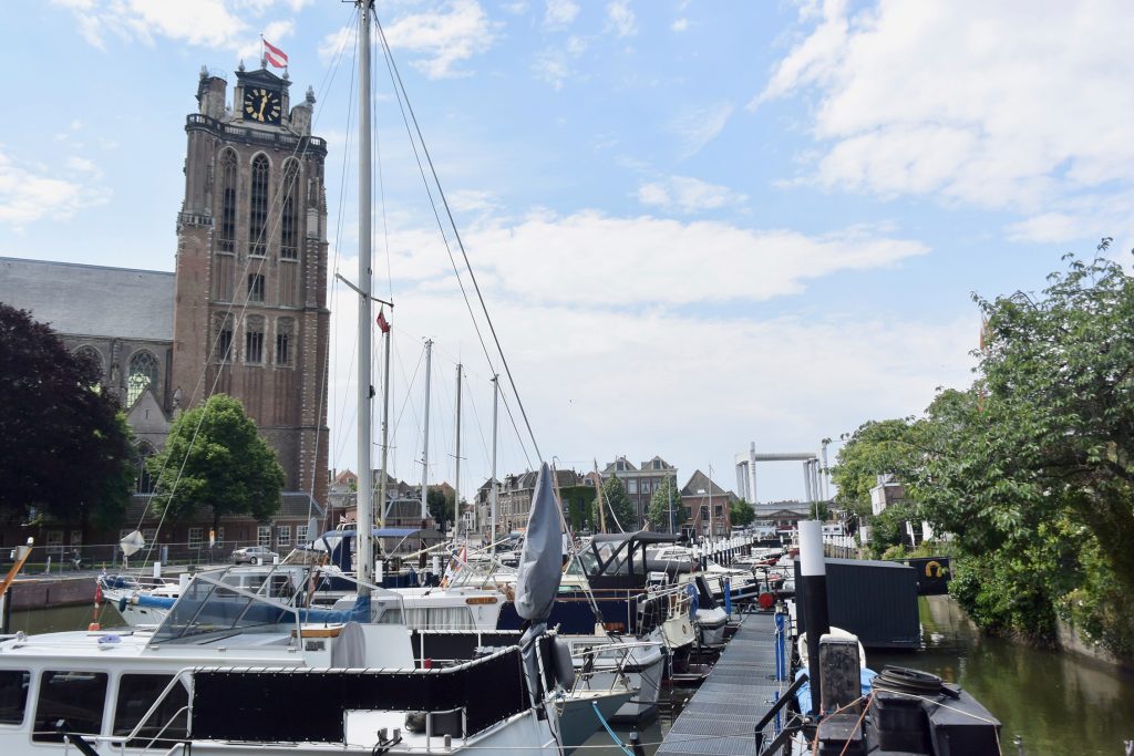 Die gotische Grote Kerk („Große Kirche“) mit unvollendetem Turm, den man besteigen kann