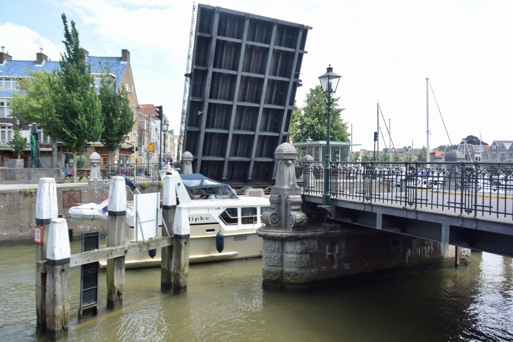 Die Brücke zum Hafen öffnet nur im 30-Minuten-Takt