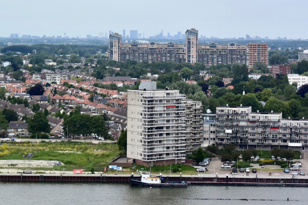 Ganz am Horizont kann man schon die Skyline von Rotterdam erkennen