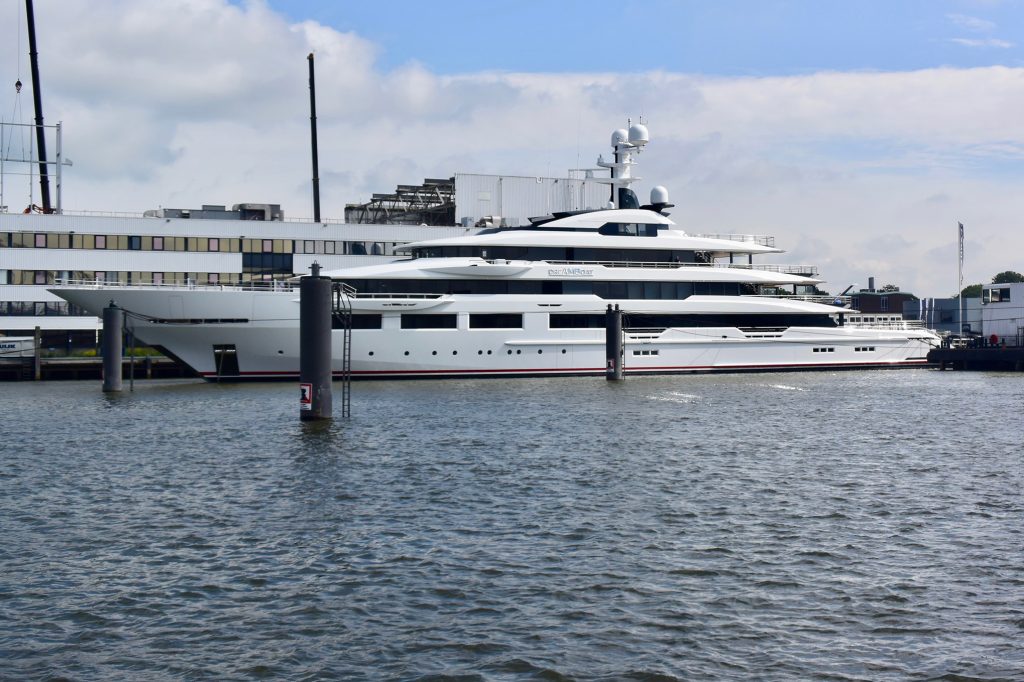 Z. B. "Dreamboat", 90 m, Platz für 23 Passagiere und 33 Crewmitglieder. Kostenpunkt: Irgendwas zwischen 250 und 300 Mio