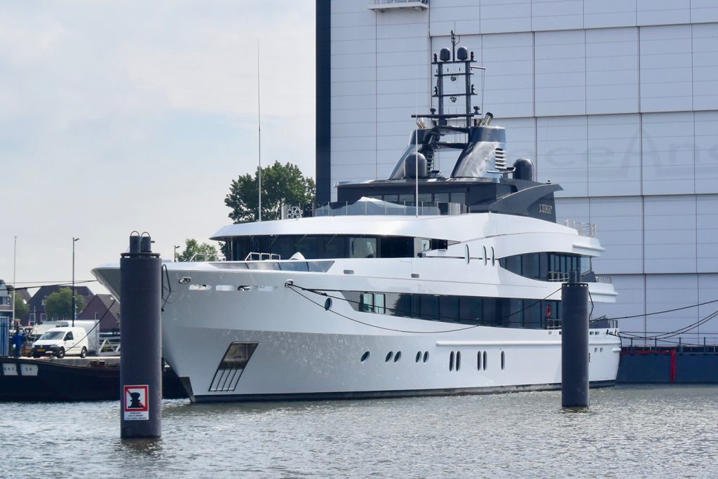 Vorbei an der Oceanco Werft, eine erste Adresse für Superyachten