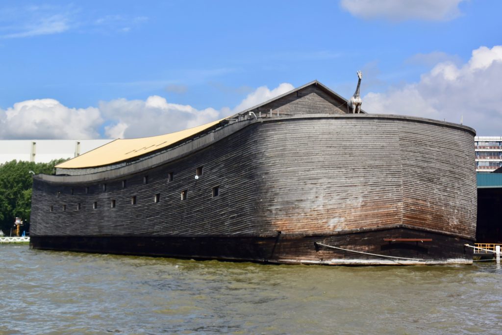 Ein Ausstellungsschiff: Johans Arche, ein Nachbau der Arche Noah von dem Niederländer Johan Huibers. Die Daten entsprechen denen der Bibel aus dem 1. Buch Mose