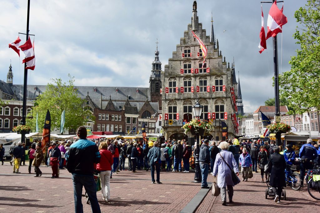 Der "historische" Käsemarkt vor dem alten Rathaus