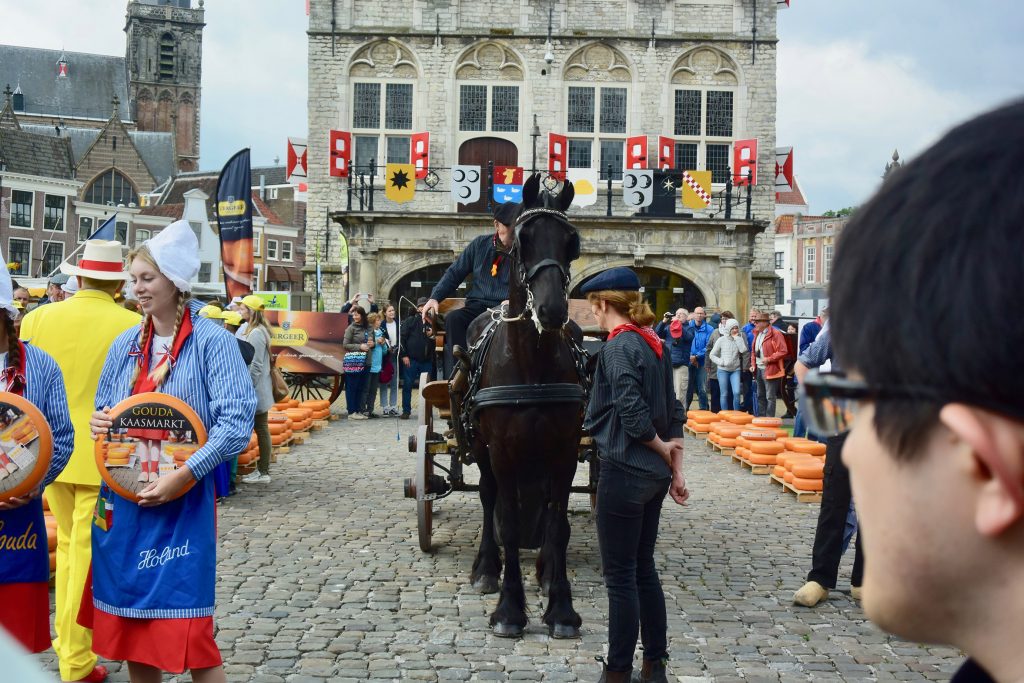 Je zwei Pferdewagen gehen in der Mitte in Stellung