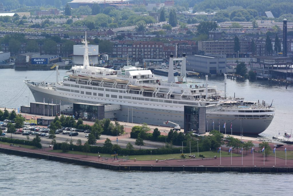 Auf der südlichen Maasseite, die "SS Rotterdam"