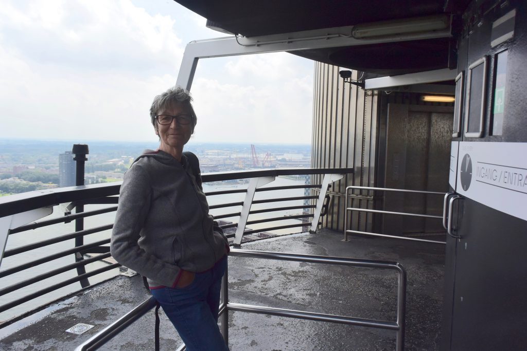 Wir fahren mit dem Euroscoop bis ganz nach oben. Eine rotierende Gondel, die rundum verglast ist