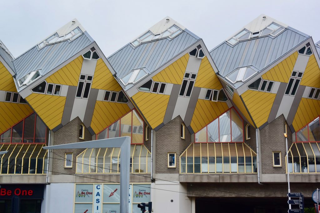 Hier finden sich die vom Architekten Piet Blom 1984 fertiggestellten 51 Kubushäuser