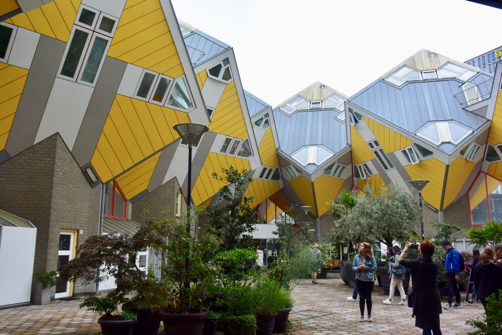 Der Kubus mit der Kantenlänge von 7,5 Metern ist gekippt und steht auf einer Ecke, so dass drei Seiten nach unten und drei nach oben zeigen