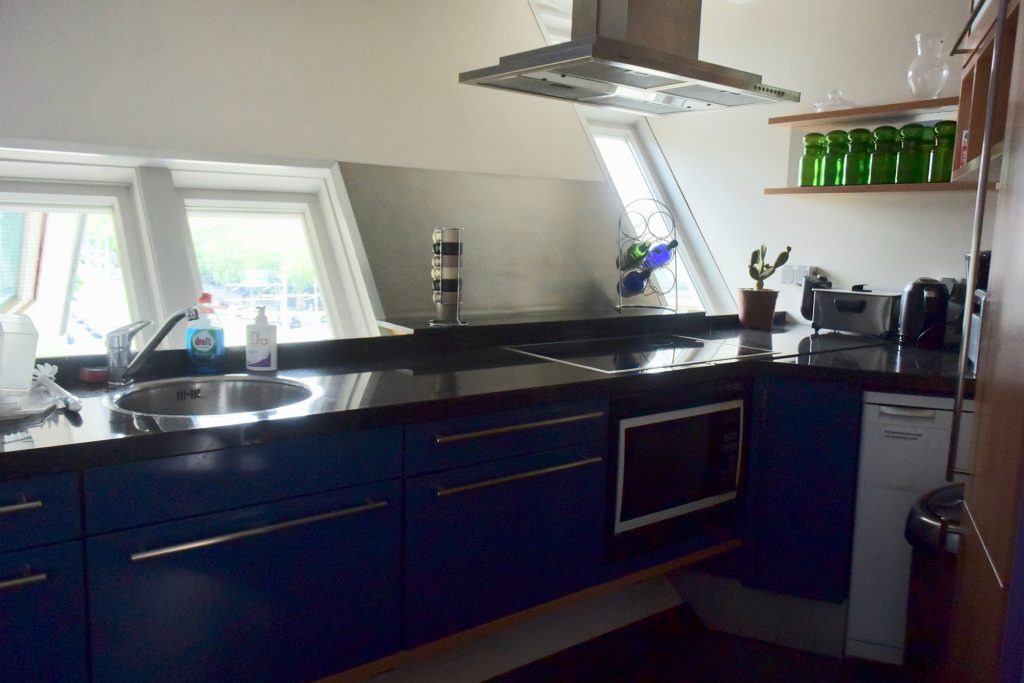 Etwas verwinkelt, die Küche ...