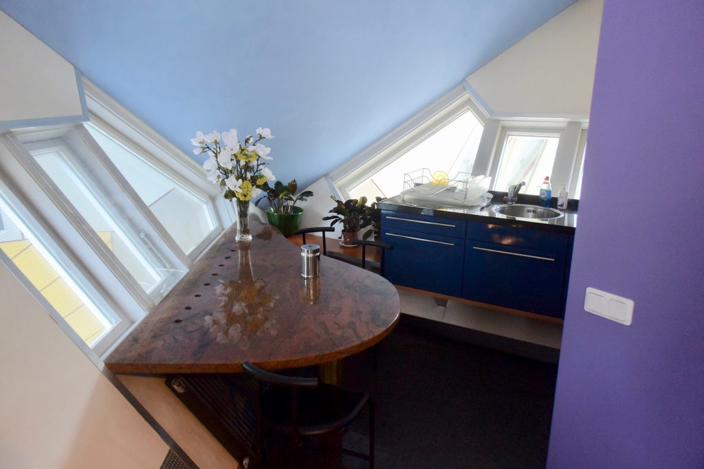 ... mit sich anschließender Essecke