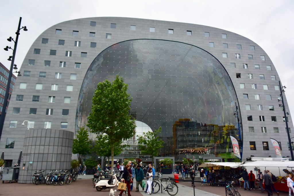 Nur wenige Schritte von den Kubushäusern entfernt, die Markthal