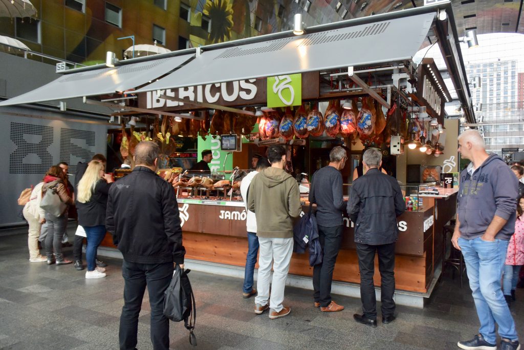 In der Halle viele Ständen mit internationalen Angeboten