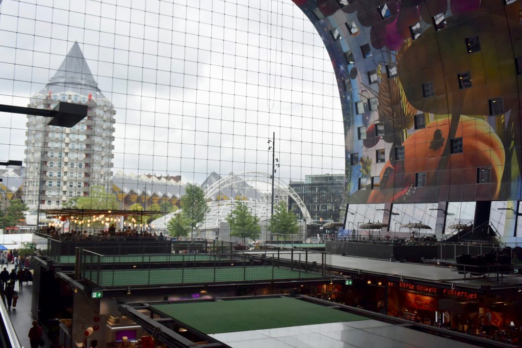 Die Markthalle ist ein hufeisenförmiges, elf Stockwerke hohes, langausgestrecktes Gebäude