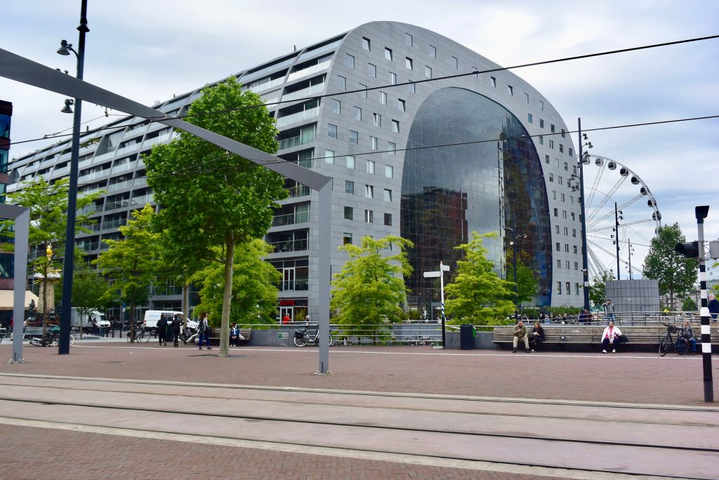 An der linken bzw. rechten Außenseite befinden sich u. a. 228 Wohnungen. Alle sind mit einem Balkon an der Außenseite und viele mit einem oder mehreren Fenstern mit Sicht in die Markthalle ausgestattet