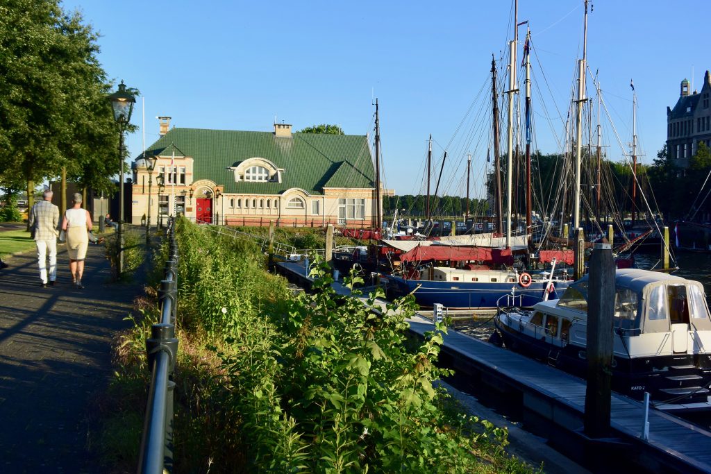 Wir sind wieder "zuhause". Vorne im Veerhaven der “Koninklijke Roei- en Zeilvereeniging ‘De Maas’” (Royal Maas Yacht Club) von 1851