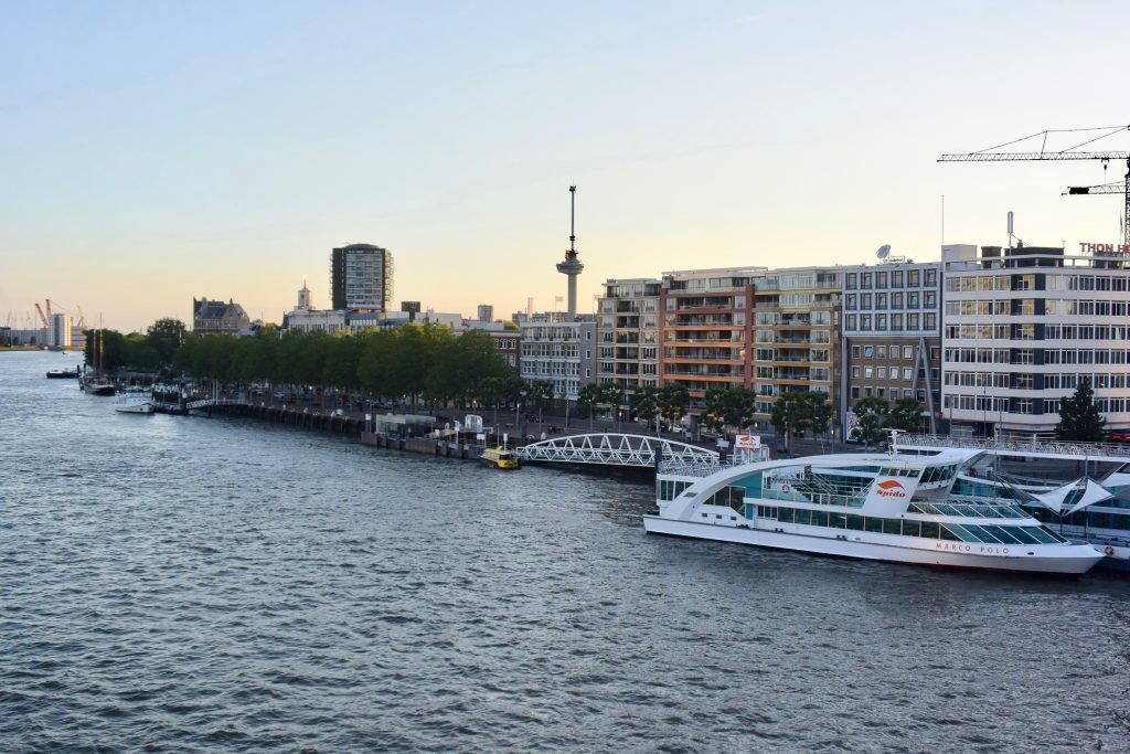 Blick von der Erasmusbrug auf unseren Hafen (ganz links)