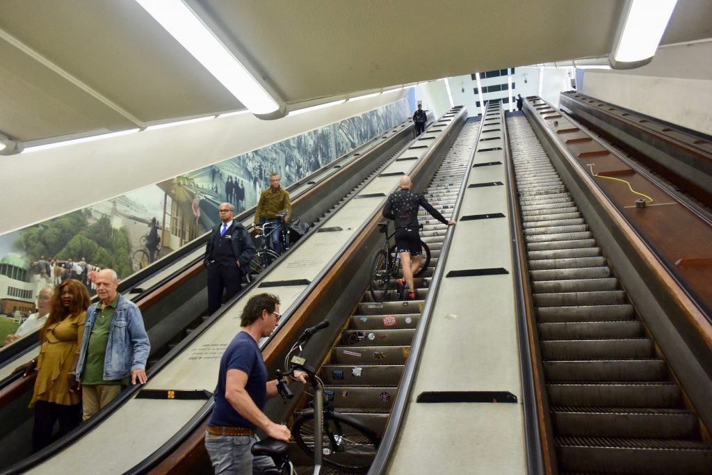 Es gibt auch einen Lift, aber "echte" Rotterdamer nehmen das Rad mit auf die Rolltreppe