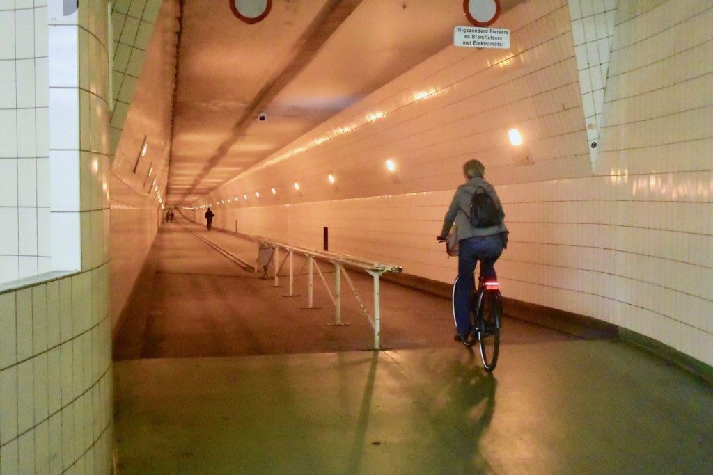 Neben Fußgängern, Radfahrern und (Elektro-)Motorradfahrern nutzen den Tunnel etwa 75.000 Autos täglich