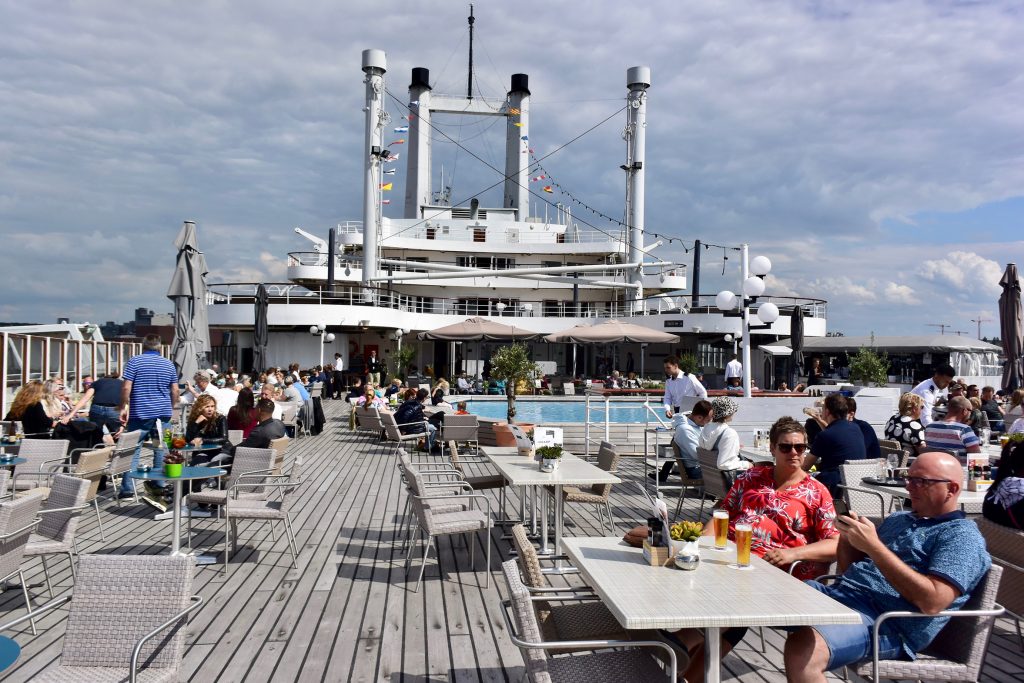 Tagsüber Museumsschiff, in den Abendstunden liegt der Schwerpunkt in der Gastronomie, nachts wird es als Hotelschiff mit 254 Kabinen genutzt