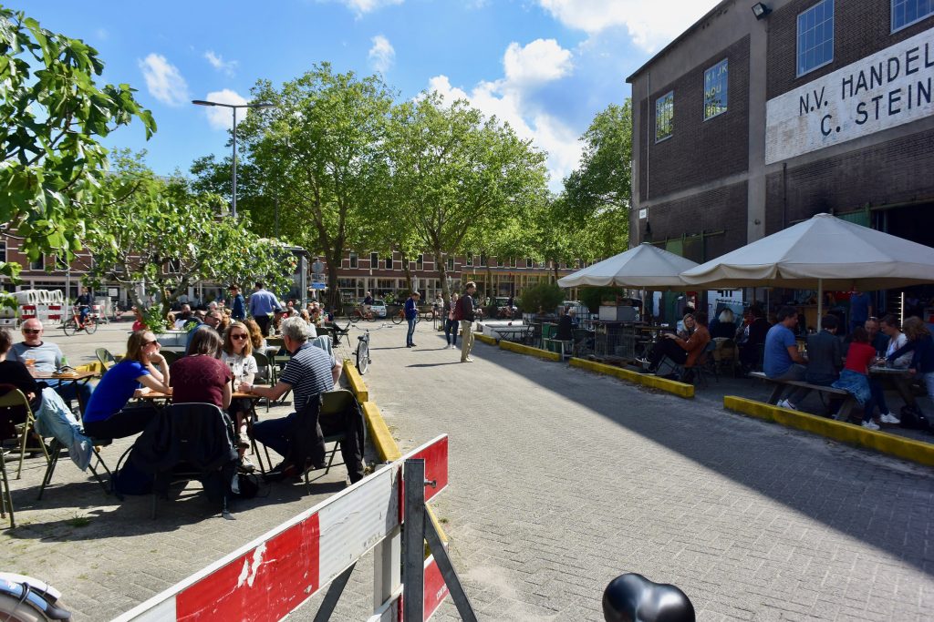 Lebhafter Betrieb an den alten Lagerhallen in Katendrecht ...