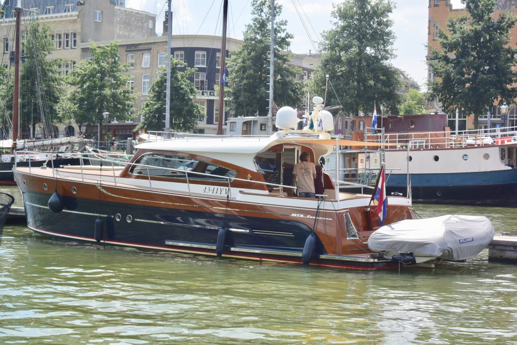 Neuer Nachbar, eine "BTM Fourzero", ein Aluschiff, 60 km/h schnell, 1,3 Mio teuer