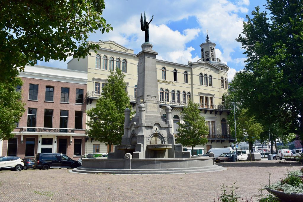 Das in Steinwurf-Nähe entfernte "Wereldmuseum" hätten wir gerne besucht - aber es öffnet leider erst nach Renovierung Anfang Juli