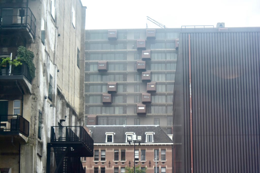 ... mit seltsamen Gebäuden, deren Fassadenkästen wir nicht "entschlüsseln" konnten