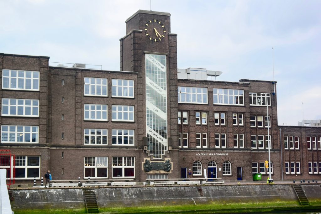 Nach Heijplaat. Hier ist in den alten Werftgebäuden die Rotterdamer Akademie für Architektur und Städtebau