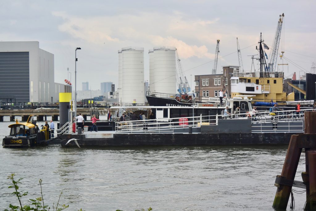 Die Wasserbus-Anbindung erfolgt im 30-Minuten-Takt