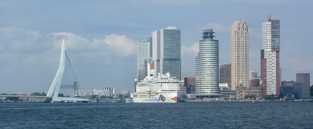 Zurück im Zentrum sehen wir von weitem schon die "neuen Gäste"