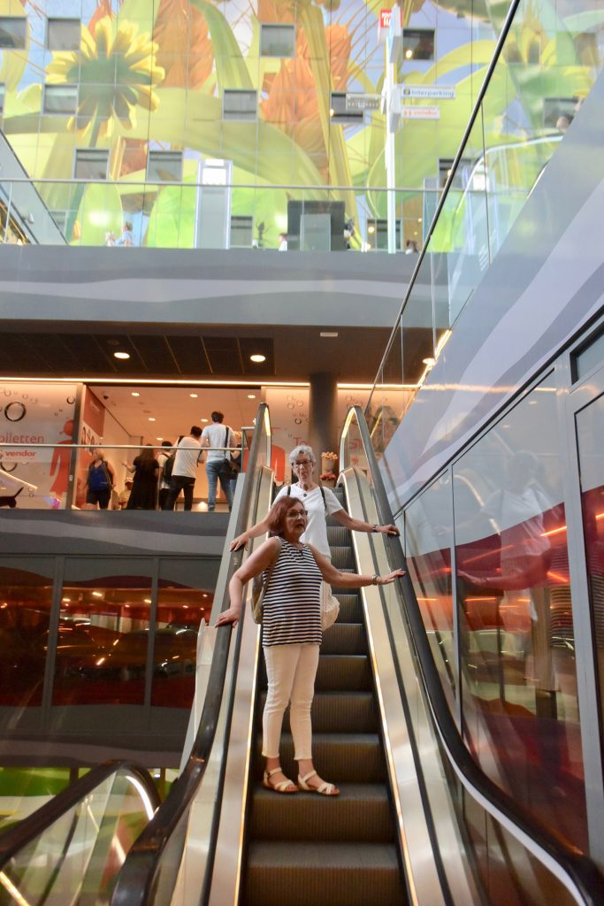 „De Tijdtrap“ („Die Zeittreppe“), je weiter man mit der Rolltreppe in die Tiefe hinunterfährt, desto tiefer taucht man in die Rotterdamer Vergangenheit ein