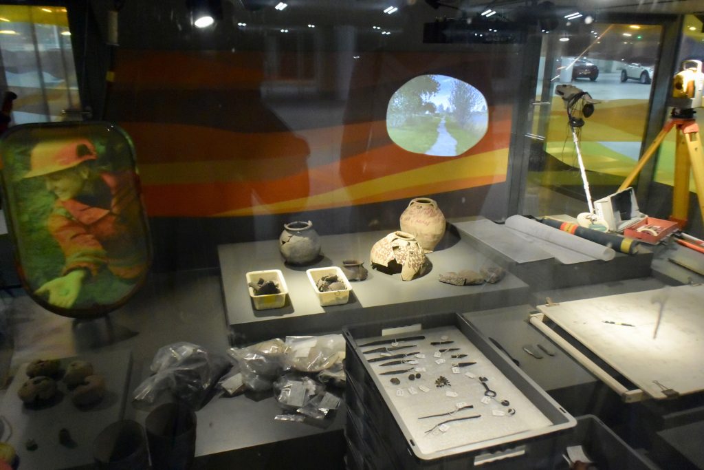 Zahlreiche Funde wie Waffen, Werkzeuge, Schmuckstücke und Küchengeräte geben ein gutes Bild vom alltäglichen Leben in der vorstädtischen Niederlassung Rotta (9.–12. Jh. n. Chr.)