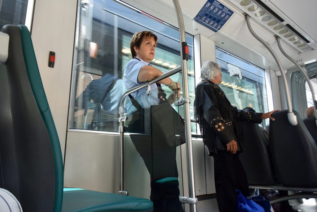 In jeder Tram gibt es eine "Schaffnerin"