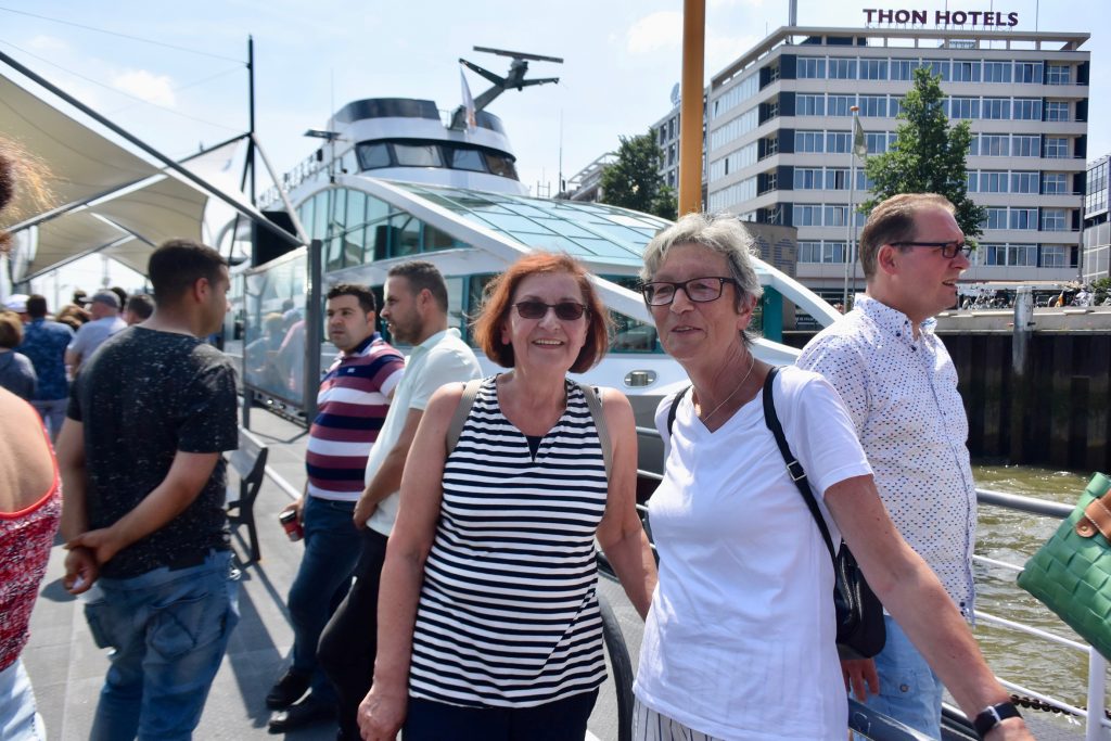 Anstellen für eine "Spido"-Rundfahrt