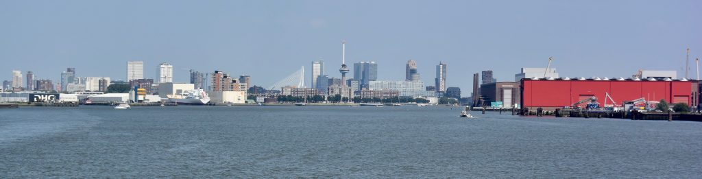 Es geht weit aus der Stadt raus bis in die ersten Containerhäfen