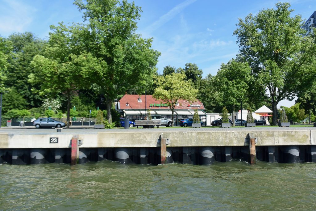 "De Ballentent", nettes Maasrestaurant, das wir zweimal besucht haben