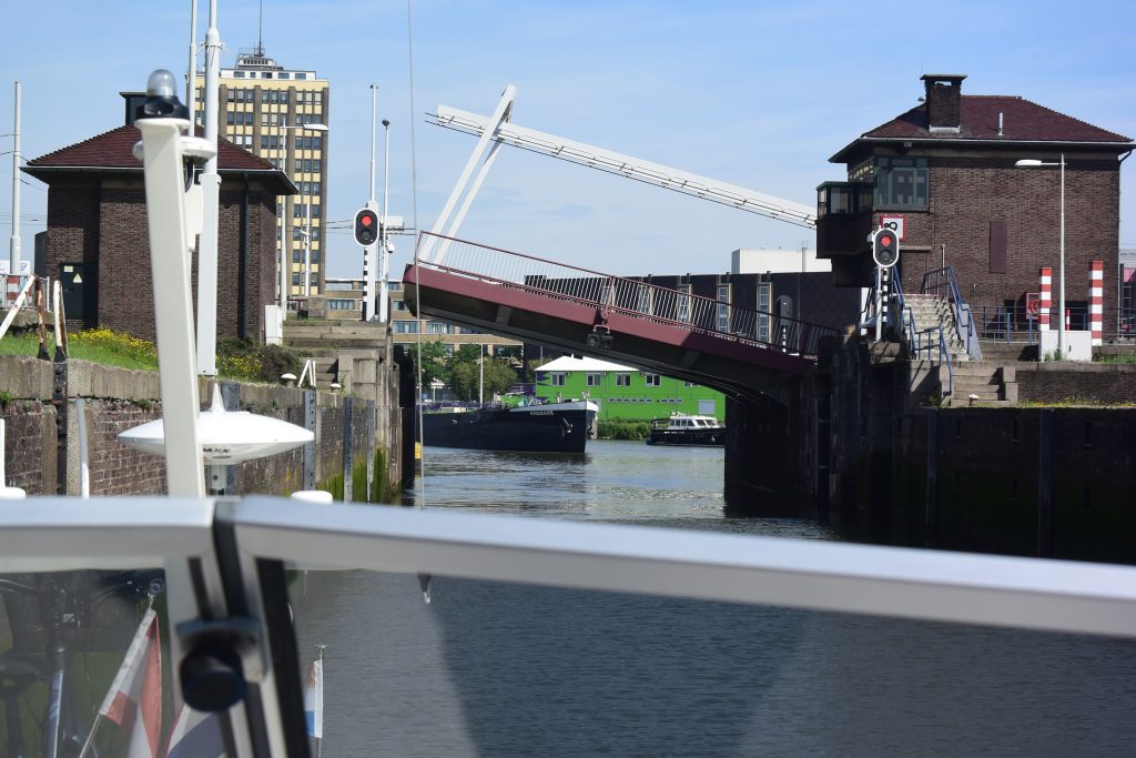 ... wird für extra für uns auf Marifon-Anruf (ohne "Frachterbegleitung") geöffnet