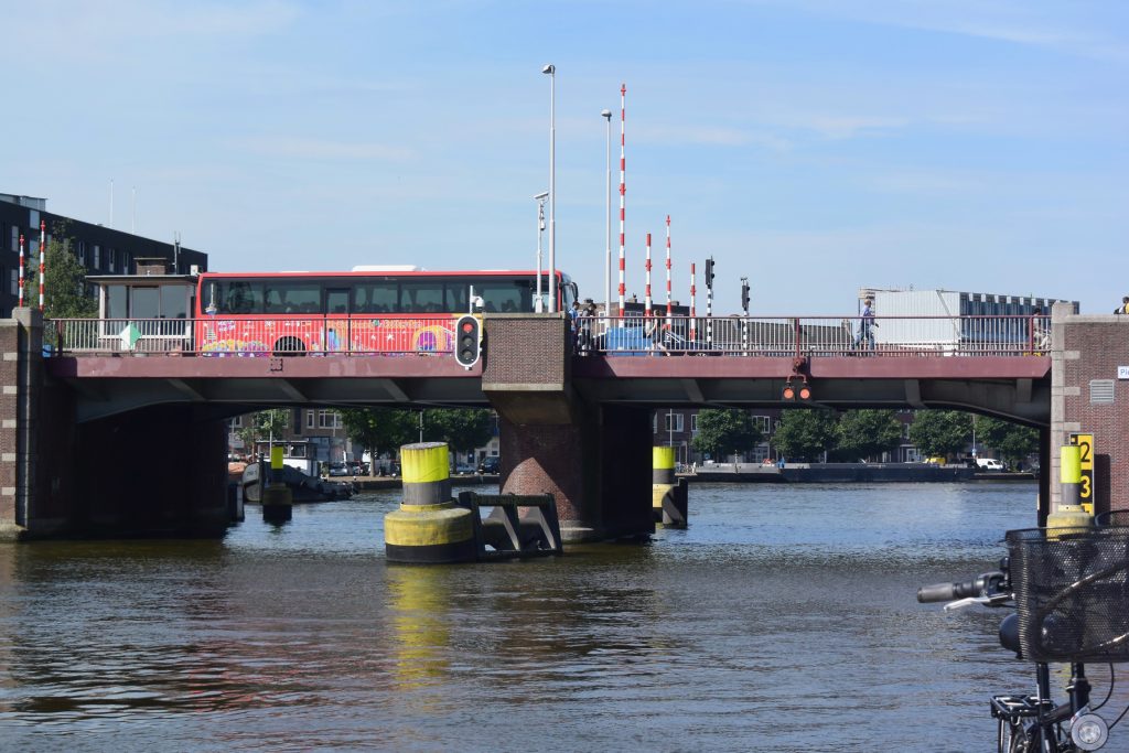 Unter der Pieterbrug passen wir gerade so durch
