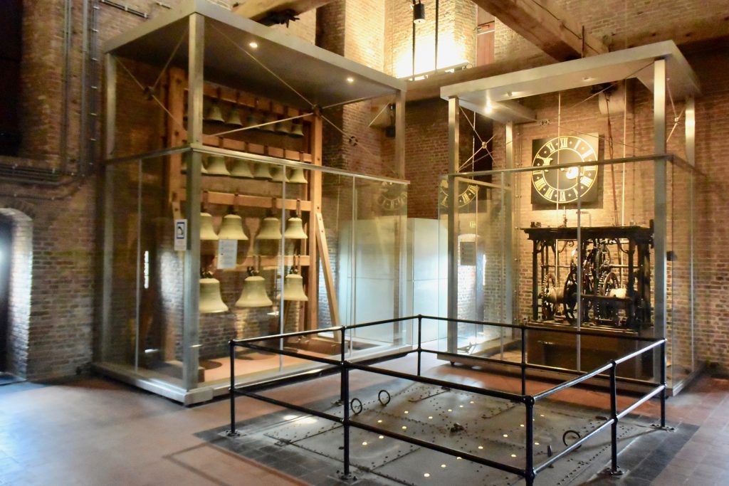 Auf halber Strecke, ausgemusterte Glocken und das alte Uhrwerk, das nur einen Stundenzeiger hatte