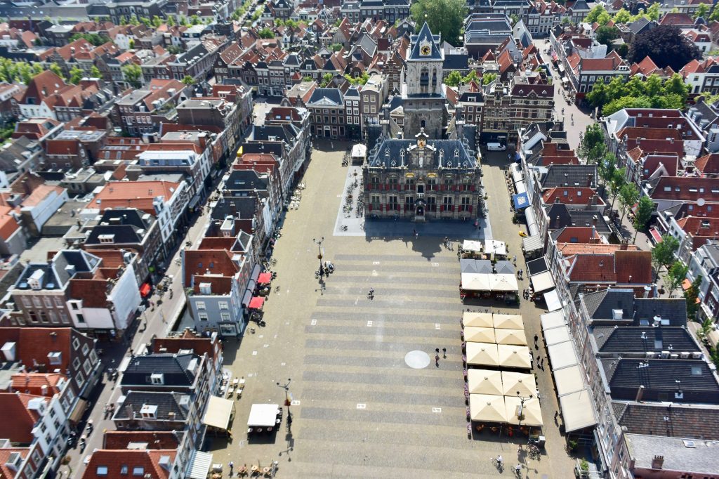 Rathaus mit großem Markt