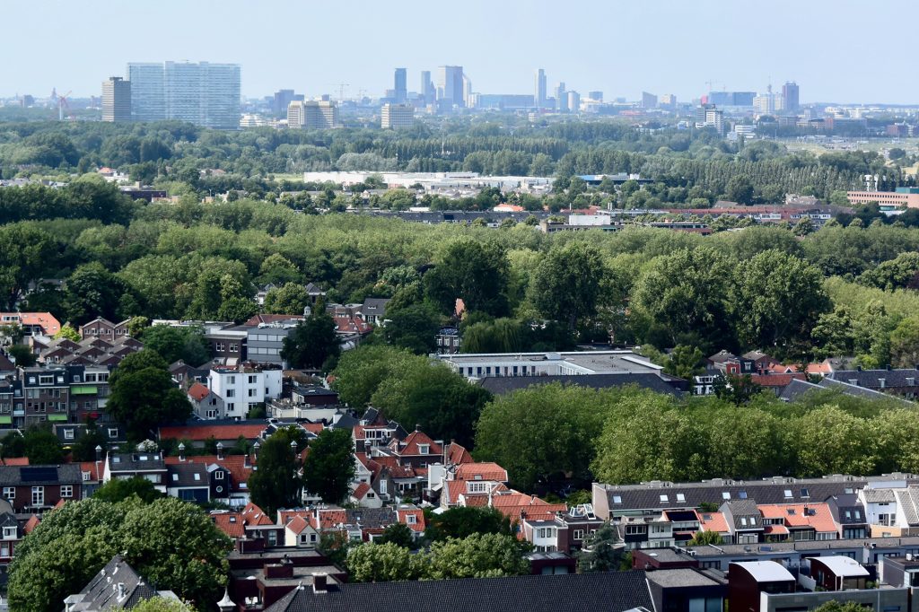 ... im Norden die Skyline von Den Haag