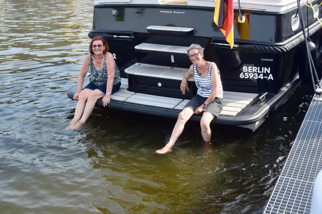 Wenn man/frau auch nicht bei 36 Grad im Hafenbecken schwimmen möchte: wenigstens die Füße kühlen